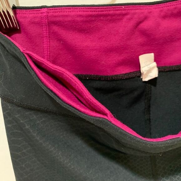 UNDER ARMOUR All season Gear Capri Black purple snake skin print Small - Picture 3 of 5